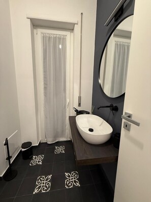 Dusj, hårføner, bidé og håndklær