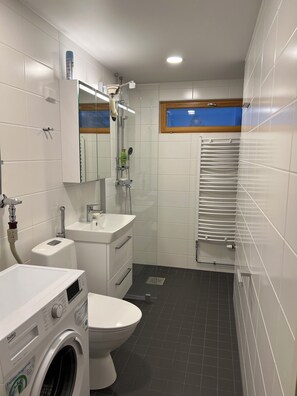 Haartrockner, Handtücher, Seife, Toilettenpapier