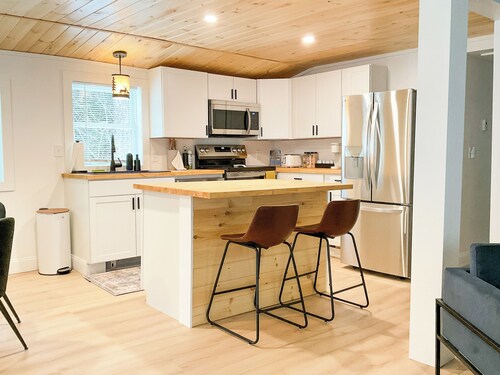 NEW Quaint 2 bedroom near Newfound lake, hiking, skiing, hot tub & star gazing!