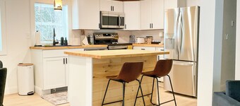 NEW Quaint 2 bedroom near Newfound lake, hiking, skiing, hot tub & star gazing!