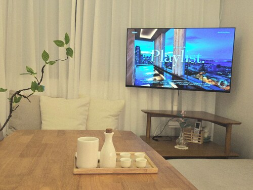 #Near Seoul National University Venture
#Room 2/6 people
#100-inch projector