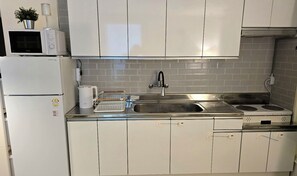 Jääkaappi, mikroaaltouuni, vedenkeitin, syöttötuoli