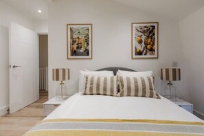 2 عدّة غرف نوم ومكواة/لوح كي وواي فاي وملاءات أسرّة