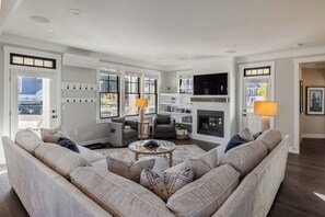 Smart TV, chimenea y libros 