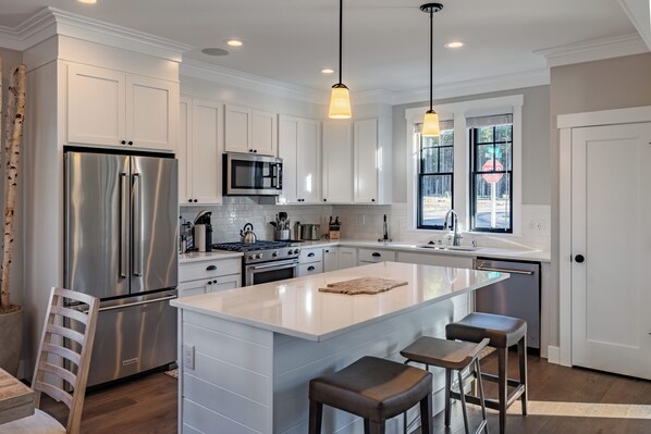 Réfrigérateur, four à micro-ondes, un four, surface de cuisson