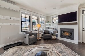 Interior - *NEW* Holiday Home: Hot tub, Fireplace! (Pacific Beach)