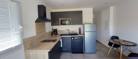 Køleskab, mikrobølgeovn, kogeplade, opvaskemaskine