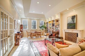 スマートテレビ、暖炉、書庫、ステレオ