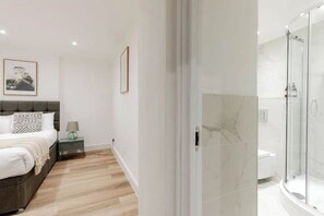 Haartrockner, Handtücher, Seife, Toilettenpapier