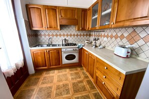 Frigorífico, horno, placa de cocina y cafetera o tetera