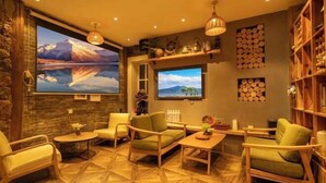 A cozy room with a large window, wooden furniture, and a bookshelf. - Dayetang Private Shangpin Inn (Lijiang) (Lijiang)