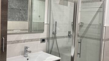Dusche, Haartrockner, Bidet, Handtücher