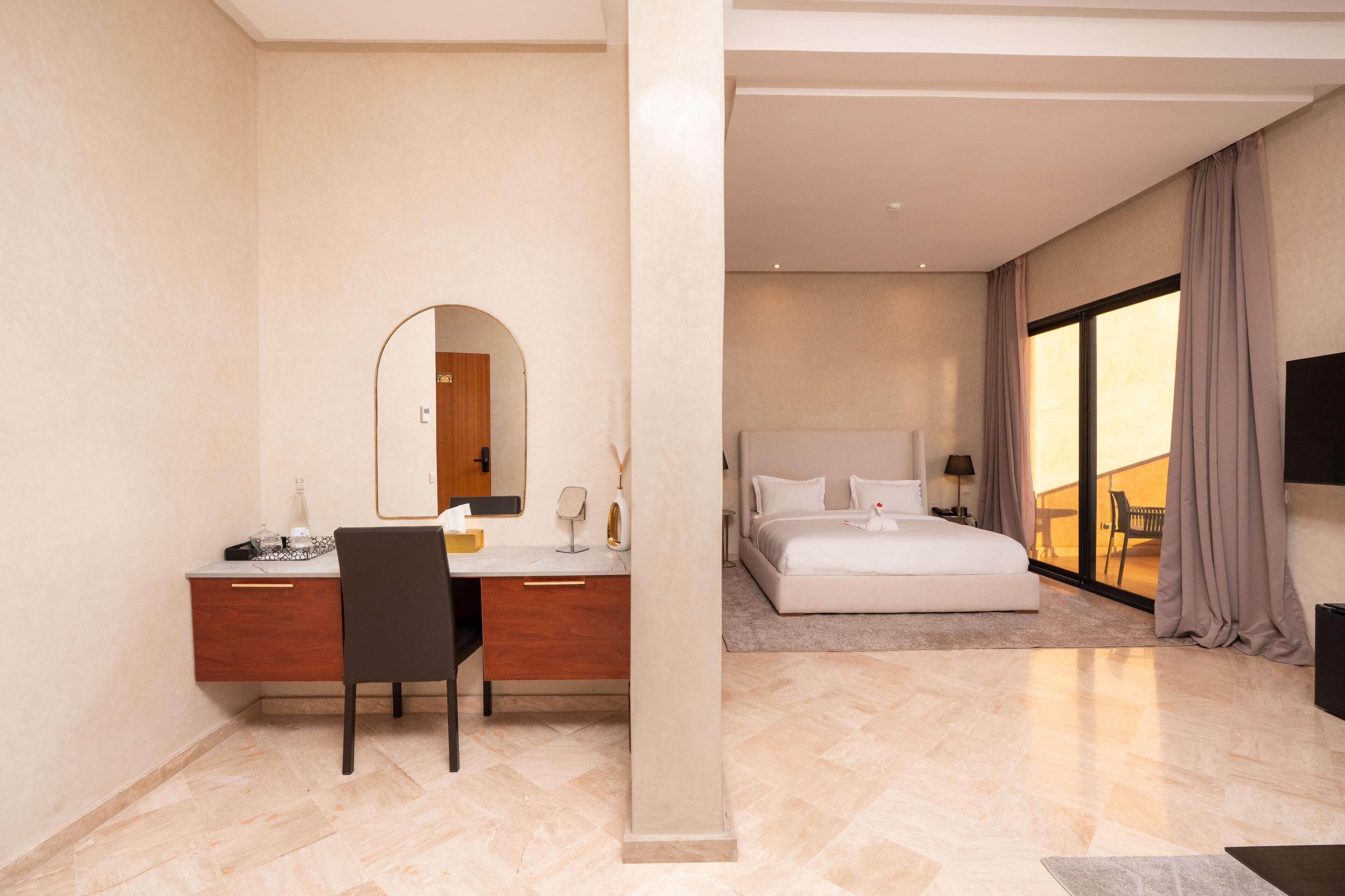 Chambre exécutive | Literie de qualité, lit avec matelas à plateau-coussin, minibar