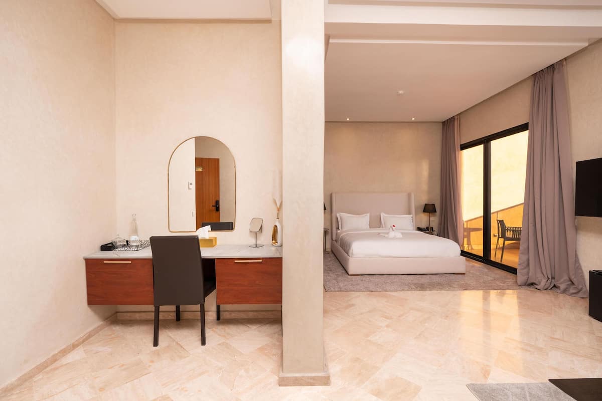 Chambre exécutive | Literie de qualité, lit avec matelas à plateau-coussin, minibar