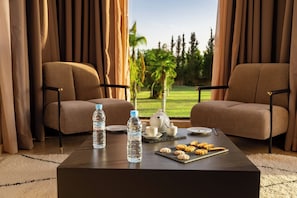 Superior-Suite, Balkon, Poolblick | 1 Schlafzimmer, hochwertige Bettwaren, Pillowtop-Betten, Minibar