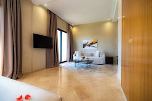 Deluxe-Suite, Balkon, Poolblick | 1 Schlafzimmer, hochwertige Bettwaren, Pillowtop-Betten, Minibar