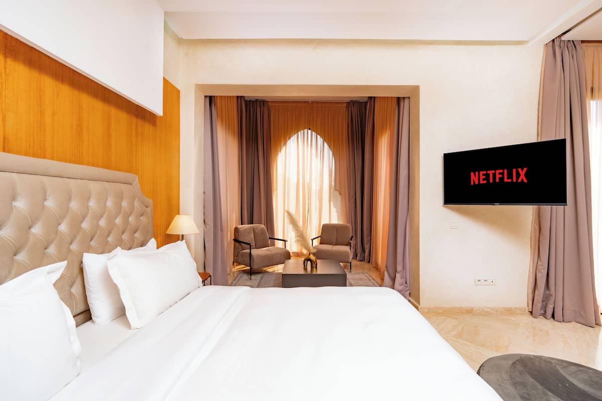 Suite Supérieure, balcon, vue piscine | 1 chambre, literie de qualité supérieure, surmatelas, minibar