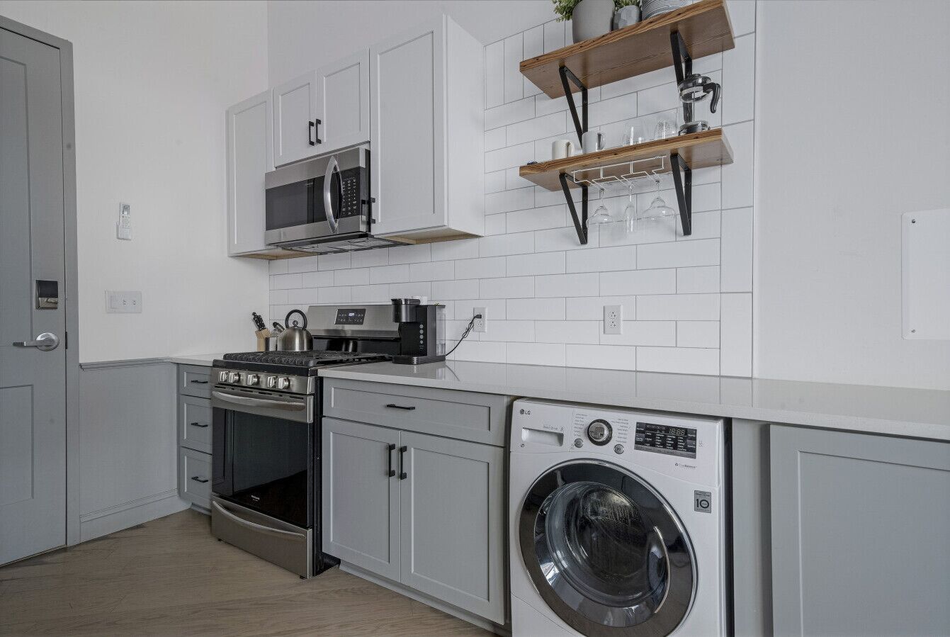 Refrigerador, microondas, horno y parrilla de estufa 