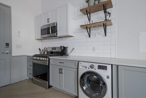 Réfrigérateur, four à micro-ondes, un four, surface de cuisson