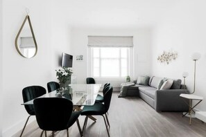 TV - 2 Bedroom 2 Bathroom Apartment (London)