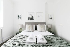 2 bedrooms, iron/ironing board, travel cot, WiFi - 2 Bedroom 2 Bathroom Apartment (London)