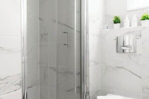 シャワー、ヘアドライヤー、タオル、石鹸