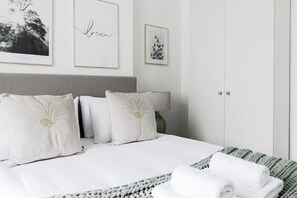 2 bedrooms, iron/ironing board, travel crib, WiFi - 2 Bedroom 2 Bathroom Apartment (London)