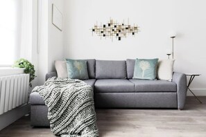 TV - 2 Bedroom 2 Bathroom Apartment (London)