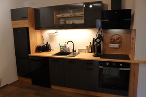 Kylskåp, spishäll, diskmaskin och kaffe- och tebryggare