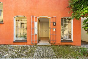 Exterior detail - Old town dream for families and cyclists with bicycle parking, centrally located (Wasserburg am Inn)