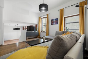 TV - Old town dream for families and cyclists with bicycle parking, centrally located (Wasserburg am Inn)