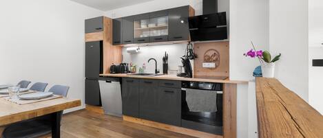 Réfrigérateur, un four, surface de cuisson, lave-vaisselle