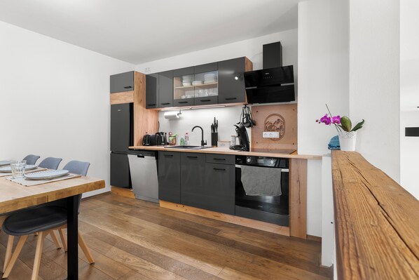 Frigorífico, horno, placa de cocina y lavavajillas