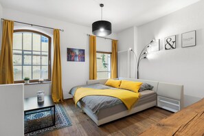 1 bedroom, desk, travel cot, free WiFi - Old town dream for families and cyclists with bicycle parking, centrally located (Wasserburg am Inn)