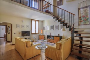 Classic Apartment | Living area - Charming Apartment in Oltrarno (Florence)