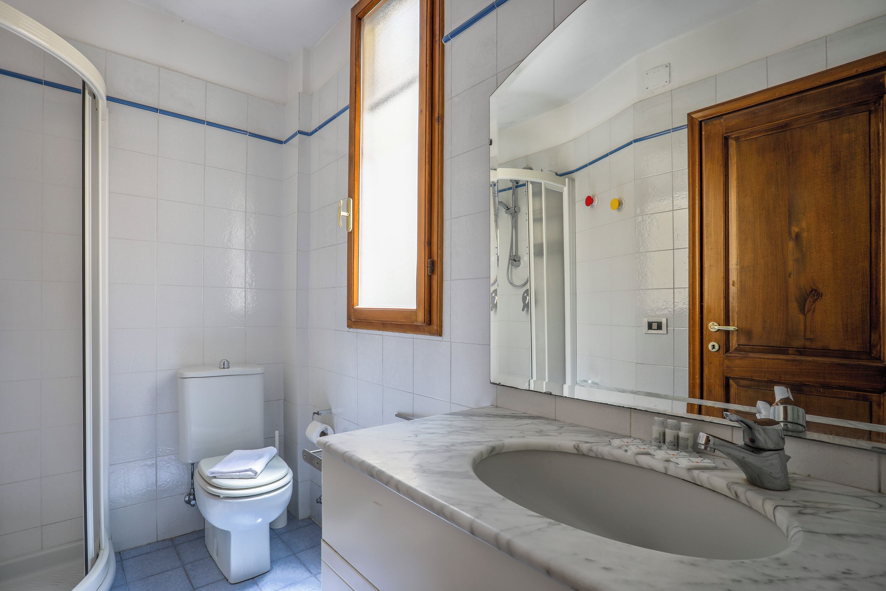 Classic Apartment | Bathroom | Hair dryer, towels, soap, shampoo