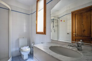 Classic Apartment | Bathroom - Charming Apartment in Oltrarno (Florence)