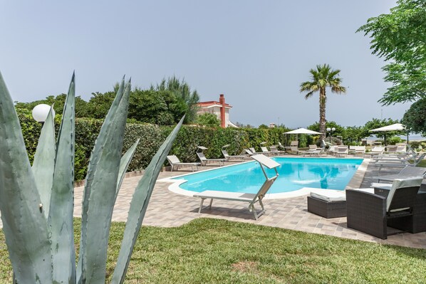 Alberca al aire libre por temporada y camastros 