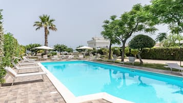 Piscina stagionale all'aperto, lettini