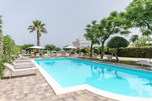 Seasonal outdoor pool, open 10:00 AM to 6:00 PM, sun loungers - Pietramare Luxury suites (Bari)