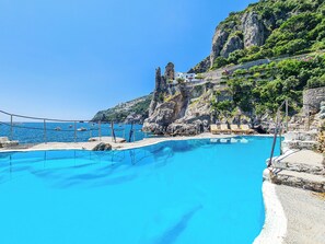 Piscine extérieure en saison