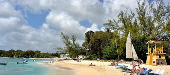 Spacious 2 Bedroom Villa with pool, on the West Coast, St James