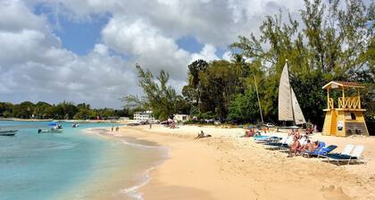 Spacious 2 Bedroom Villa with pool, on the West Coast, St James