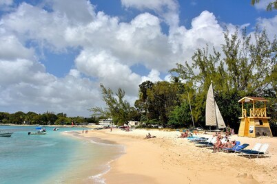 Spacious 2 Bedroom Villa with pool, on the West Coast, St James