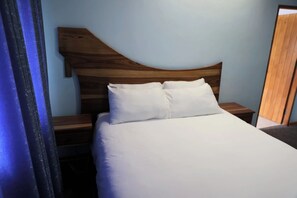 1 dormitorio, tabla de planchar con plancha, wifi y ropa de cama
