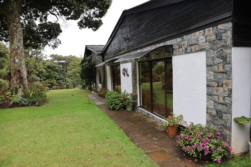 Charming bed & breakfast with WiFi, AC in lovely Vumba Room #2