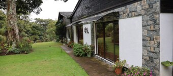 Charming bed & breakfast with WiFi, AC in peaceful Vumba Room #3