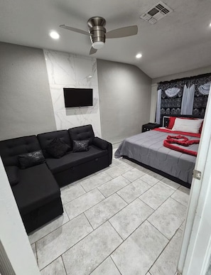 3 habitaciones, tabla de planchar con plancha, wifi y ropa de cama