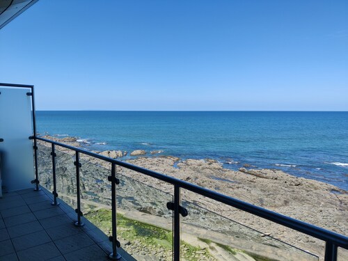 2 Bed Apartment overlooking Westward Ho! beach. Close to village.
Free WIFI.