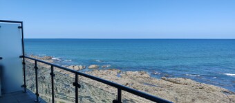 2 Bed Apartment overlooking Westward Ho! beach. Close to village.
Free WIFI.